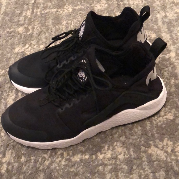 Nike Shoes - Nike huaraches black and white size 8.5